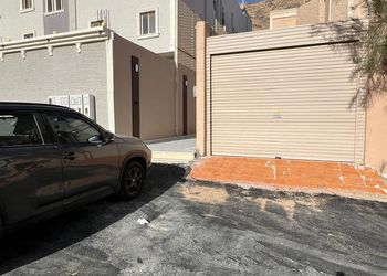 شقة هادية بغرفة نوم و سرير ماستر 