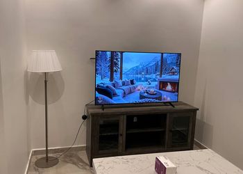 استديو بأثاث مريح وبسيط 