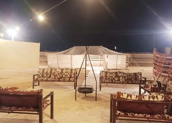 مخيم ببيت شعر وجلسة خارجية 