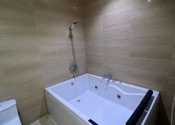 شاليه بمسبح و مسطح اخضر 