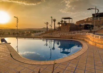 منتجع بأطلالة مميزة وأكواخ 