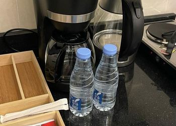 شقة بغرفة معيشة وغرفة نوم 