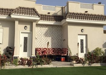 شاليه بجلسة خارجية ومسطح اخضر