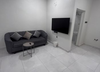 استديو بأثاث مريح وبسيط 