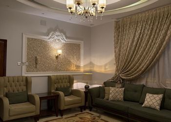 شقة بصالة جلوس وثلاث غرف نوم 