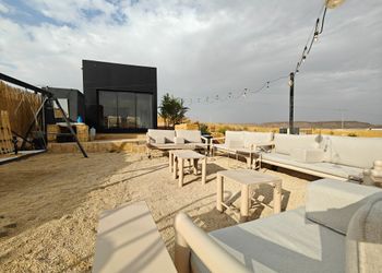 استراحة بصالة جلوس ومسبح خارجي