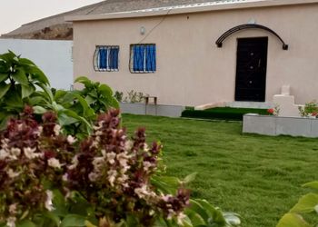 استراحة بمسطح اخضروجلسة خارجية 