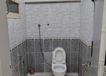 غرفة بسرير ماستر وأثاث مريح