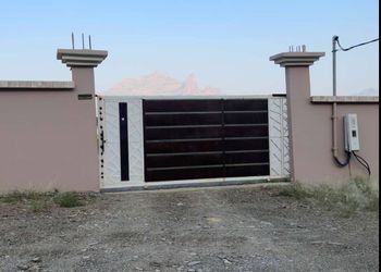 استراحة بمجلس وفناء خارجي 