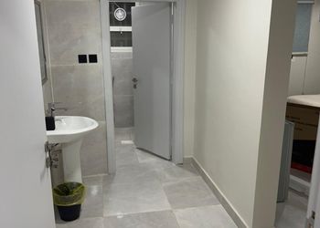 استديو بأثاث مريح وبسيط 