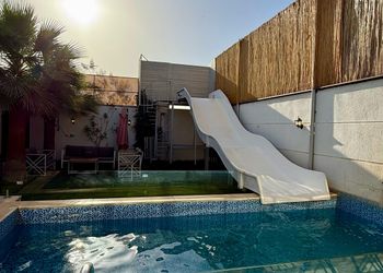 كوخ انيق بإطلاله على مسبح وحديقة