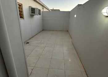 شقة بصالة جلوس وغرفتين نوم 