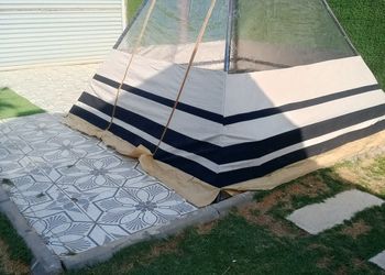 شاليه بمسطح اخضر وجلسة خارجية 