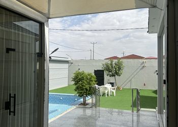 شاليه بجلسة تطل على مسبح خارجي 
