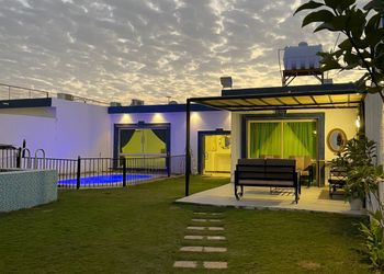 شاليه بمسطح اخضر و مسبح