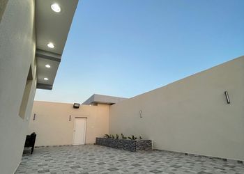 شاليه بجلسة خارجية ومسبح