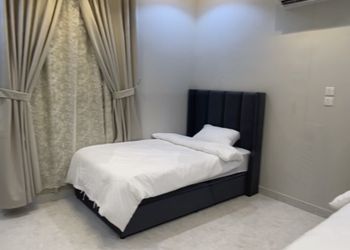شاليه بمجلس مطل على العاب مائية