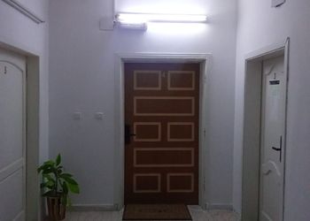 شقة بغرفتين نوم وصالة ومجلس