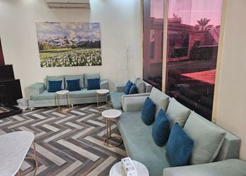 شاليه بجلسة تطل على مسبح داخلي 