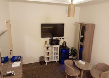 استديو بسرير ماستر وأثاث مريح 