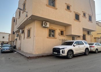 شقة بصالة أنيقة ودخول ذاتي