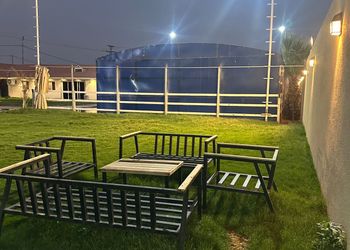 استراحة بمجلس ومسطحات خضراء