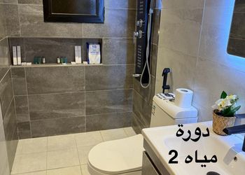 شقة بصالة وثلاث غرف نوم وسينما 
