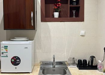 استديو بأثاث مريح وبسيط 