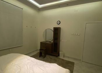 شقة بصالة مريحة وثلاث غرف نوم 