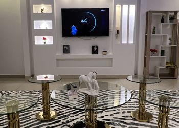 شاليه بصالة مطلة على المسبح