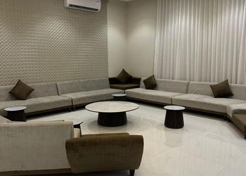 شاليه بمسطح اخضر وجلسة خارجية 