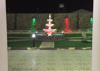 شاليه بمسطح اخضر و مسبح 