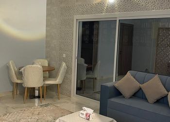 شقة بغرفتين نوم وصالة مريحة 