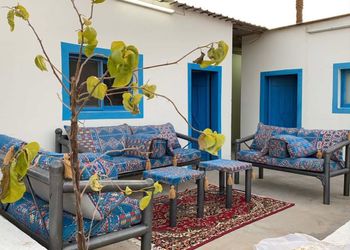 مزرعة بمسطحات خضراء وجلسة خارجية