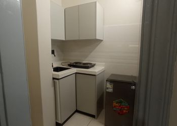 استديو بأثاث مريح وبسيط 