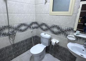 استديو بأثاث مريح وبسيط 
