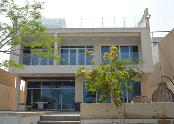 شاليه بجلسة مطلة على البحر 