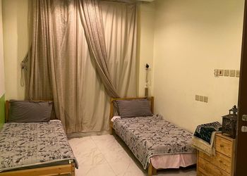 شاليه بمسطح اخضر وجلسة خارجية 