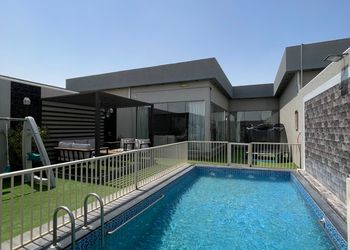 شالية بمجلس مطل على الفناء الخارجي 