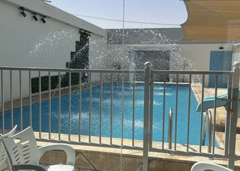 استراحة بمسطح اخضر وجلسه خارجيه