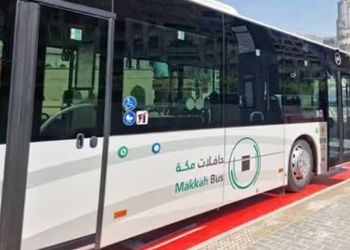 شقة بصالة وثلاث غرف نوم