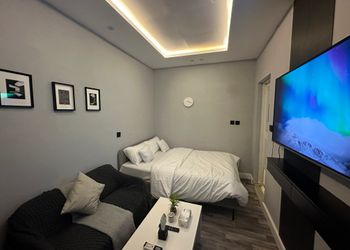 استديو هادئ بدخول ذاتي 