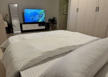 استديو بأثاث مريح وبسيط 