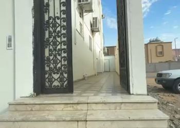 استديو بأثاث مريح وبسيط 