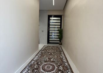 استديو بأثاث مريح وبسيط 