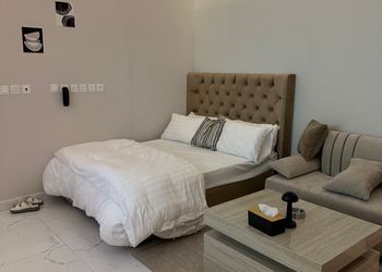 استديو بسرير ماستر وجلسة جانبية 