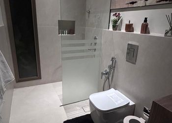 استديو بأثاث مريح وبسيط 