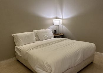 شاليه بصالة تطل على مسطح اخضر
