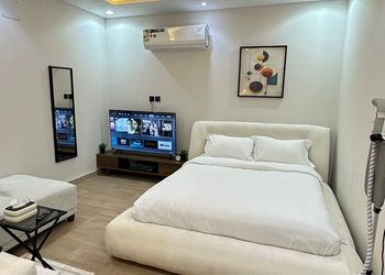 استديو هادئ بسرير ماستر