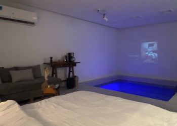 شاليه بغرفة مطلة على مسبح داخلي 
